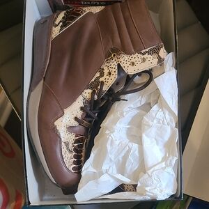 Mauri Brown and Cream Lace-Up M727 Boots